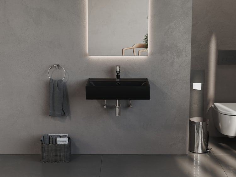 Helles Badezimmer mit schwarzem Waschbecken, Spiegel, Handtuch, Mülleimer und Toilette