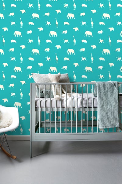 Kinderzimmer mit Tapete mit Tiermotiven, Babybett und Stuhl