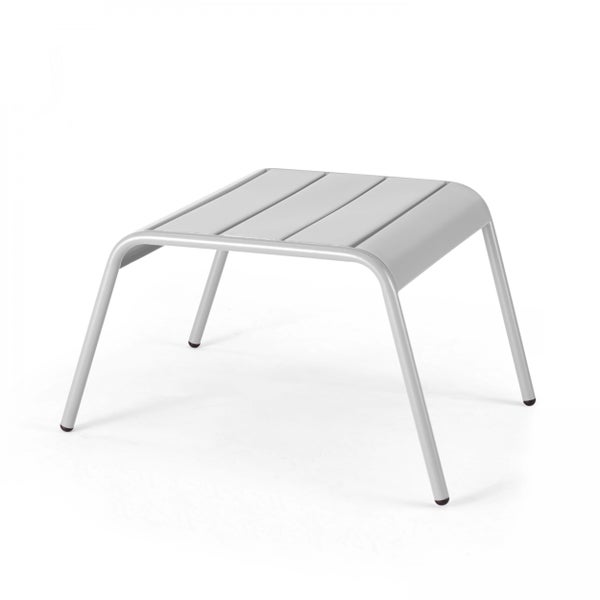 Moderner, quadratischer Gartenhocker aus Aluminium mit Lattenoberfläche und geschwungenen Beinen.