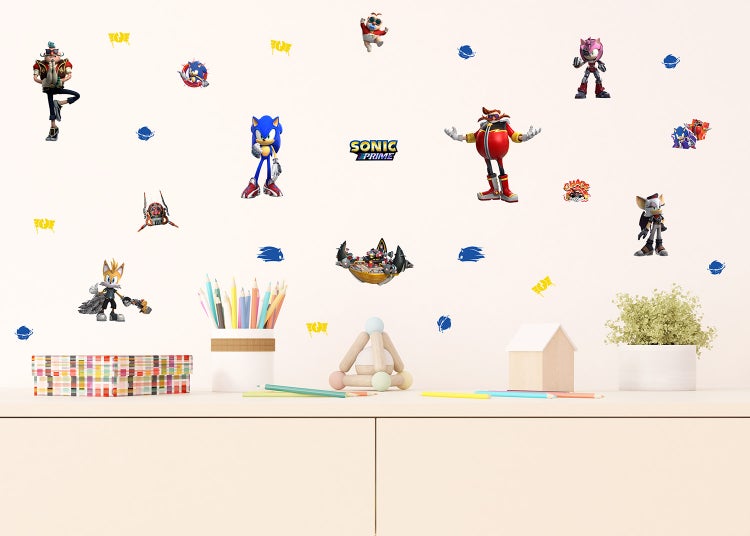 Wandtattoo-Set Sonic Prime mit Charakteren wie Sonic und Dr. Eggman in einem hellen, ordentlichen Kinderzimmer über einem Sideboard.