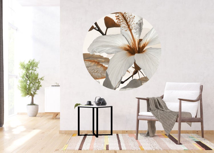 Zwei Blumentöpfe mit Blumen und Hasenohren-Dekoration sowie zwei Blumenfiguren