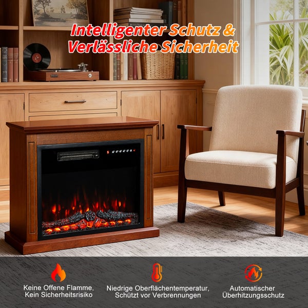 Elektrischer Kamin mit Holzrahmen neben einem Sessel in einem Wohnzimmer.