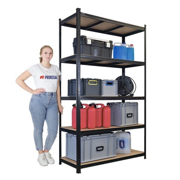 Schwarzes Metallregal mit fünf Ebenen und diversen Gegenständen sowie einer stehenden Person