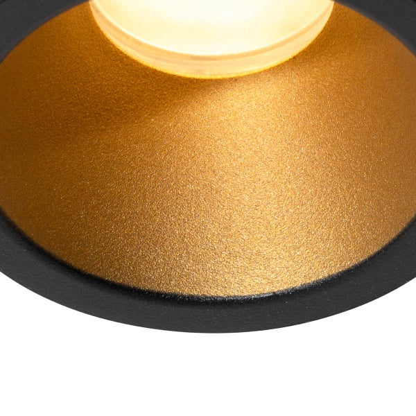 Detailansicht eines Einbaustrahlers mit goldener Innenbeschichtung und schwarzem Außenring.