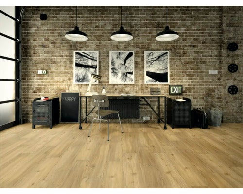 Heller Büroraum mit Holzboden, Schreibtisch, Stuhl, schwarzen Schränken, Backsteinwand und Hängeleuchten.