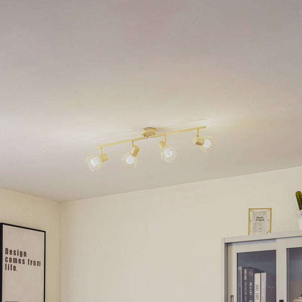 Deckenleuchte mit vier Strahlern und Metallkäfigen im Wohnzimmer.