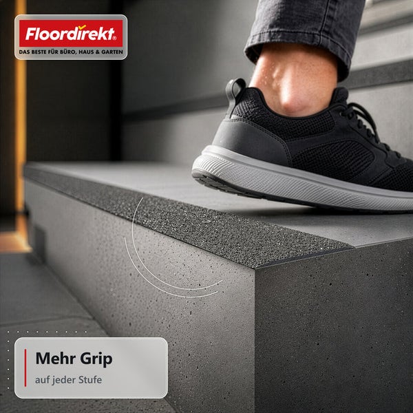 Floordirekt Logo, rutschfestes Treppenstufenprofil auf Treppenstufe mit Fuß einer Person für mehr Sicherheit und Grip auf Treppen.
