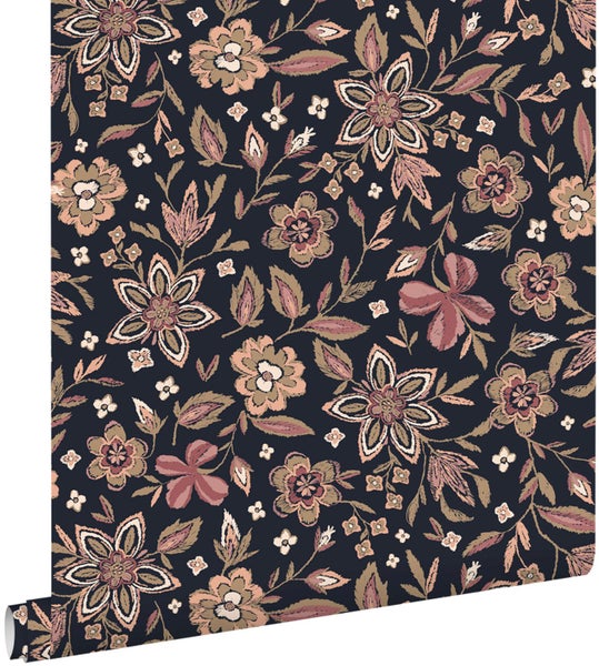 Vliestapete mit Blumenmuster und Blattmotiven in Textiloptik.