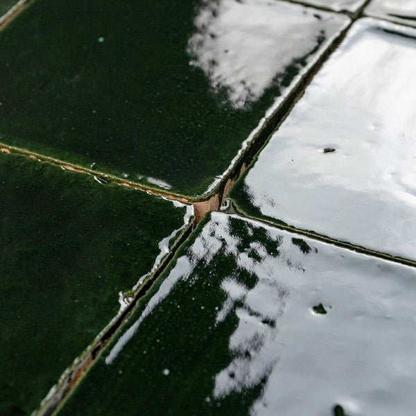 Quadratische Wandfliesen mit glänzender Oberfläche in Nahaufnahme.