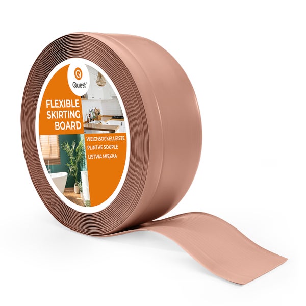 Eine Rolle flexible Weichsockelleiste von Quest zur Wandmontage.