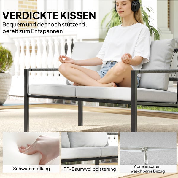 Gartensofa mit dicken Polstern, Metallgestell und abnehmbarem Bezug. Eine Person meditiert entspannt auf dem Sofa in einem Garten.