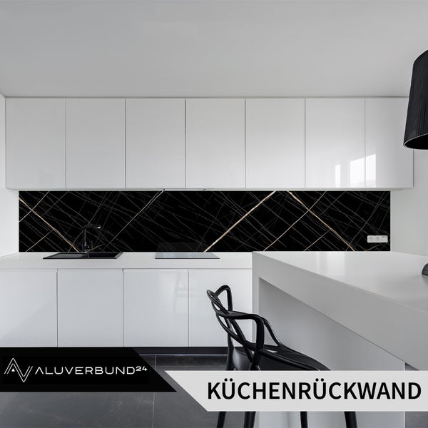 Küchenrückwand mit schwarzem Marmormuster in moderner Küche