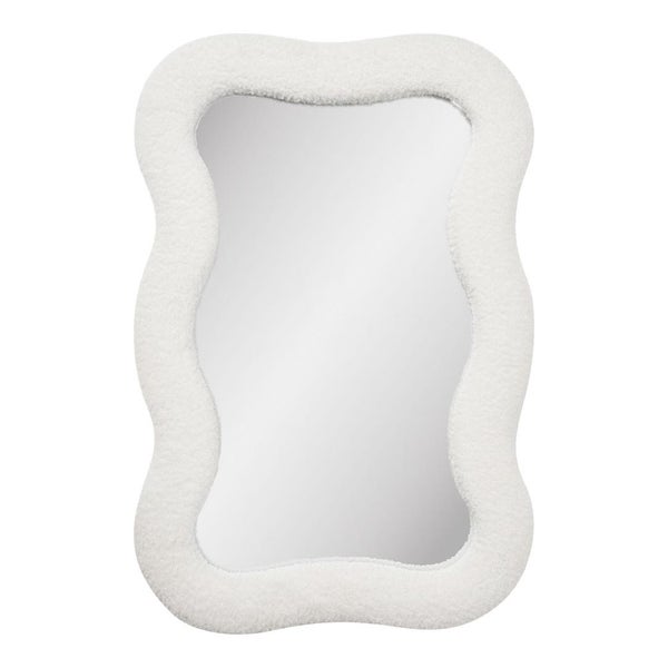 Wellenförmiger Wandspiegel mit Textilrahmen in Teddy-Optik, organische Form