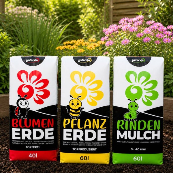 Drei Säcke galamio Gartenprodukte vor Blumen: Blumenerde torffrei 40 Liter, Pflanzerde torfreduziert 60 Liter und Rindenmulch 0 bis 40 Millimeter.