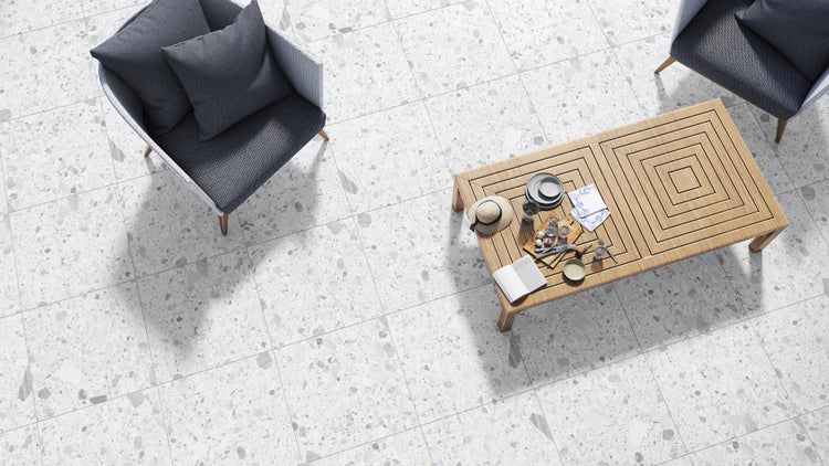 Fliesenboden mit Möbeln und Dekoration