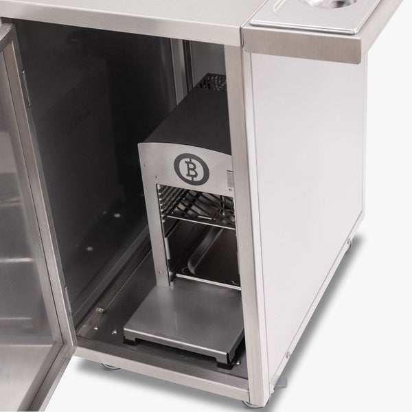 Gartenhaus aus Holz mit Satteldach, Doppeltür mit Glas, Seitenfenstern und seitlichem Schleppdach für Fahrräder oder Pflanzen.