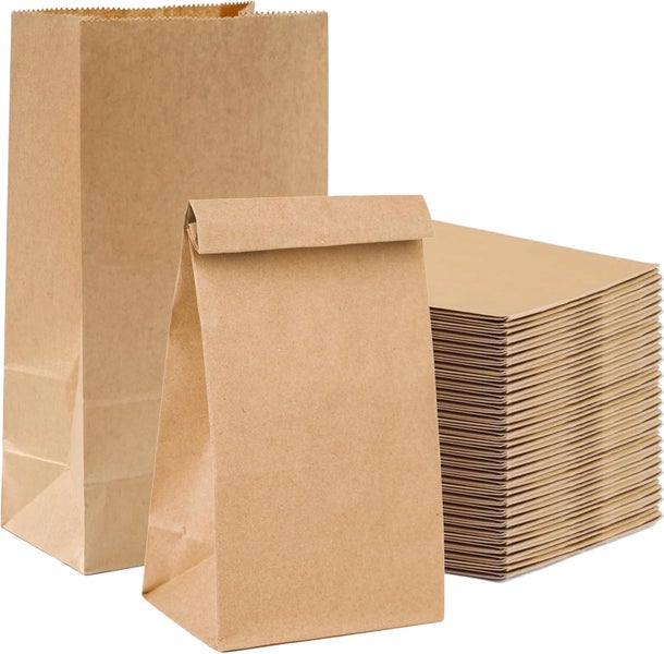 Papiertüten in verschiedenen Größen und ein Stapel flacher Papiertüten