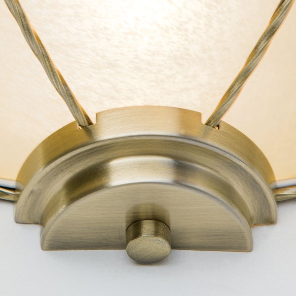 Wandleuchte in Antikoptik mit halbkreisförmiger Halterung und satiniertem Glas