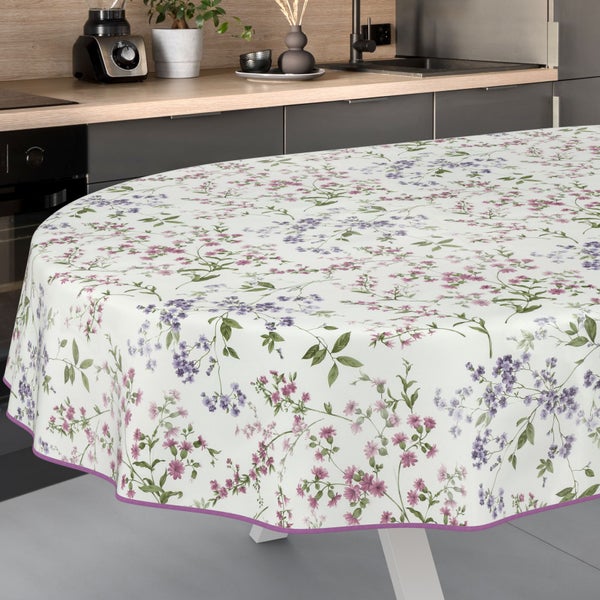 Runder Tisch mit einer Tischdecke mit Blumenmuster in einer Küche