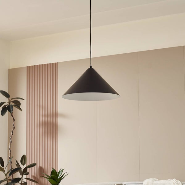 Moderne Pendelleuchte in Kegelform in einem hellen Wohnzimmer mit Zimmerpflanzen und strukturierten Wandpaneelen.