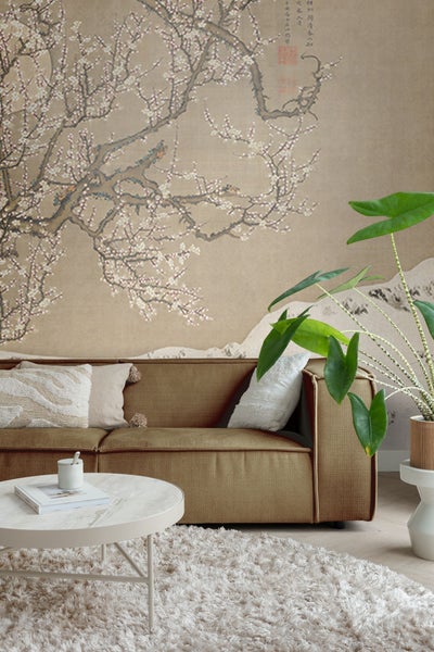 Wohnzimmer mit Sofa, Couchtisch, Teppich und Wandbild mit Blumenmotiv