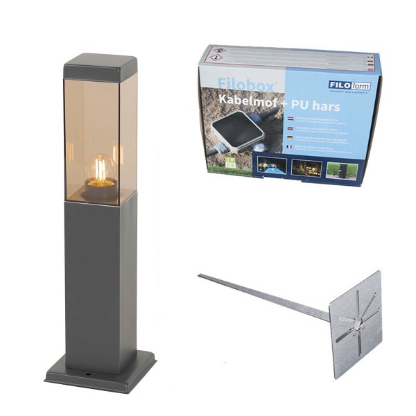 Außen-Sockelleuchten-Set bestehend aus einer grauen quadratischen Wegeleuchte, einem Erdspieß und einem Filobox Kabelmuffen-Set.
