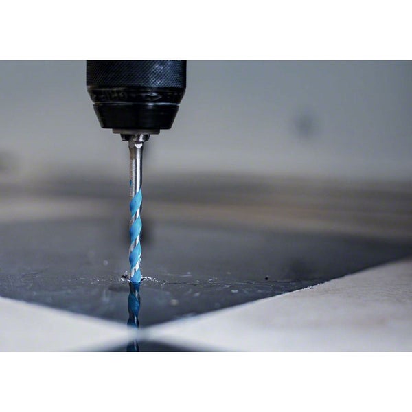 Bohrmaschine mit Spiralbohrer in Aktion