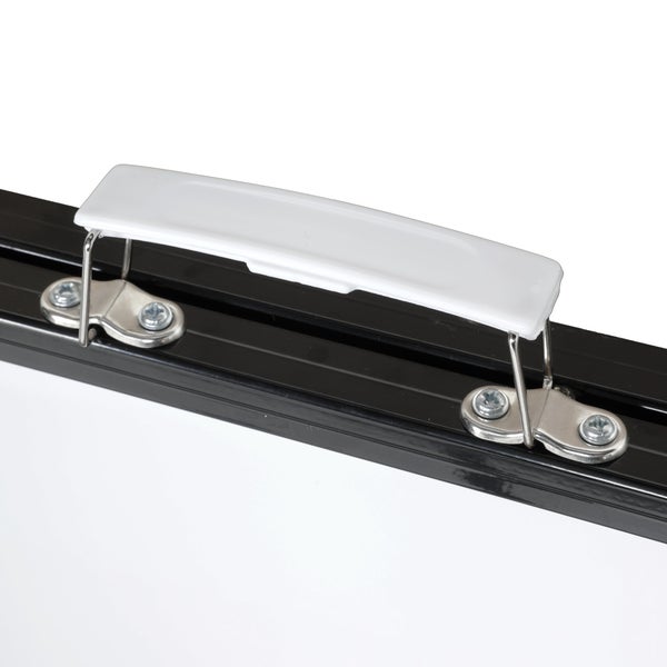 Nahaufnahme eines weißen Kunststoffgriffs mit Metallhalterungen und Schrauben, der an einem schwarzen Rahmen befestigt ist.