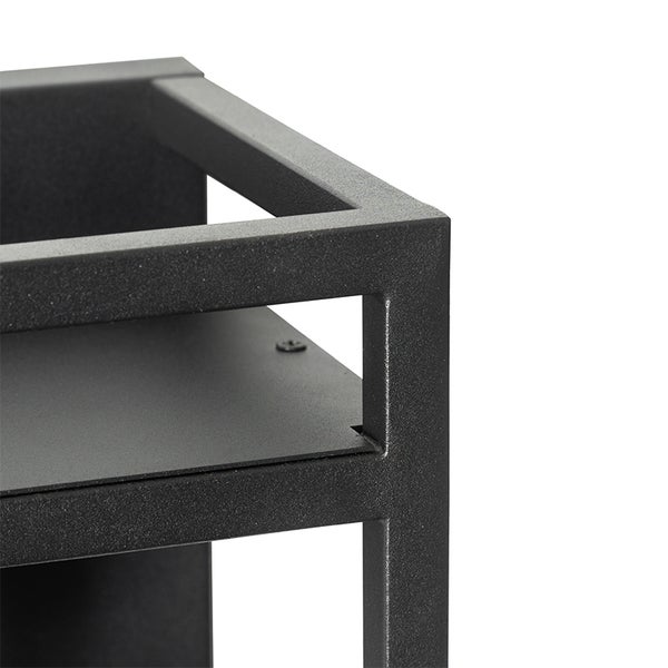 Detailansicht eines schwarzen Metallregals