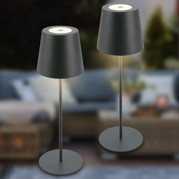 Zwei graue LED-Tischleuchten für den Außenbereich auf einem Tisch