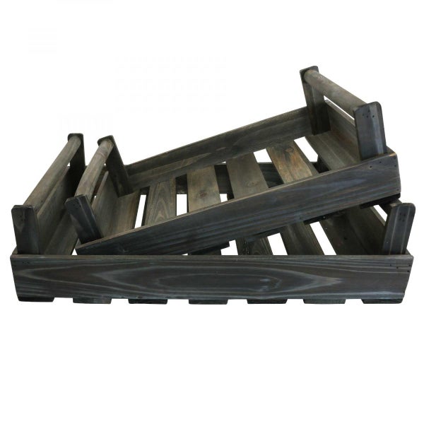 Stapel aus zwei Holzkisten mit Griffen