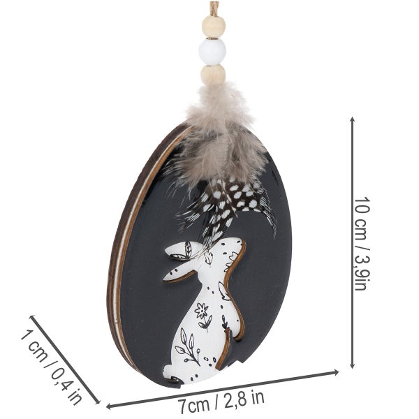Ovaler Osteranhänger aus Holz mit Hasenmotiv, Federn und Perlen. Abmessungen: 10 Zentimeter hoch, 7 Zentimeter breit und 1 Zentimeter tief.