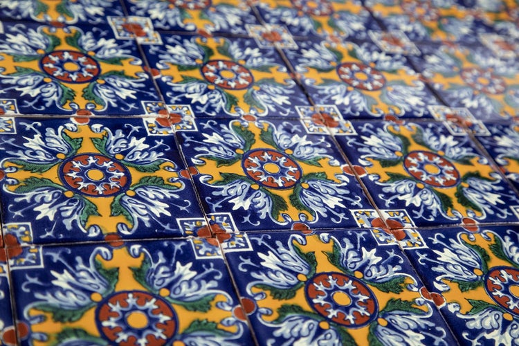 Fliesen mit floralem Muster