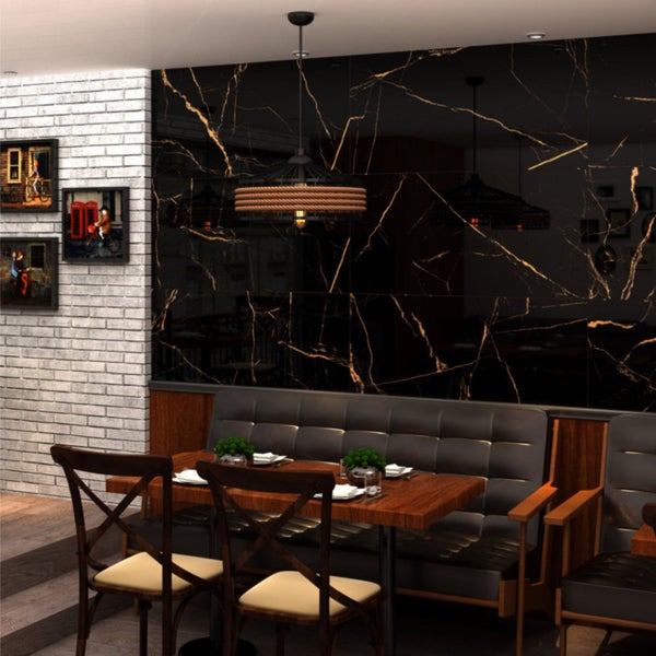 Innenraum mit Esstisch, Stühlen und Wandfliesen mit Marmoroptik