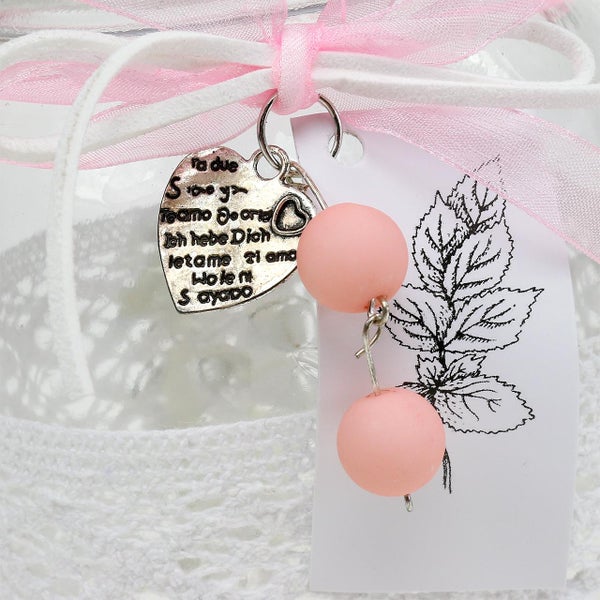 Dekoriertes Glasgefäß mit herzförmigem Anhänger und Blatt-Etikett als Geschenkidee