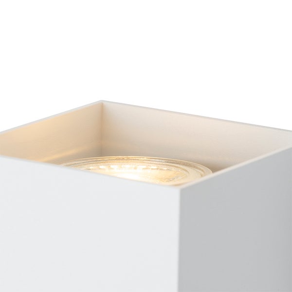 Würfelförmige Wandleuchte mit integrierter Lichtquelle