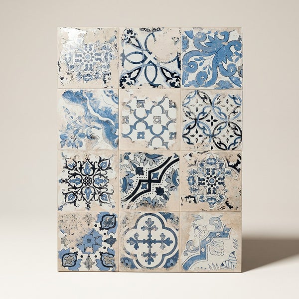 Set aus zwölf quadratischen Wandfliesen mit verschiedenen blauen Ornamentmustern im Vintage Design