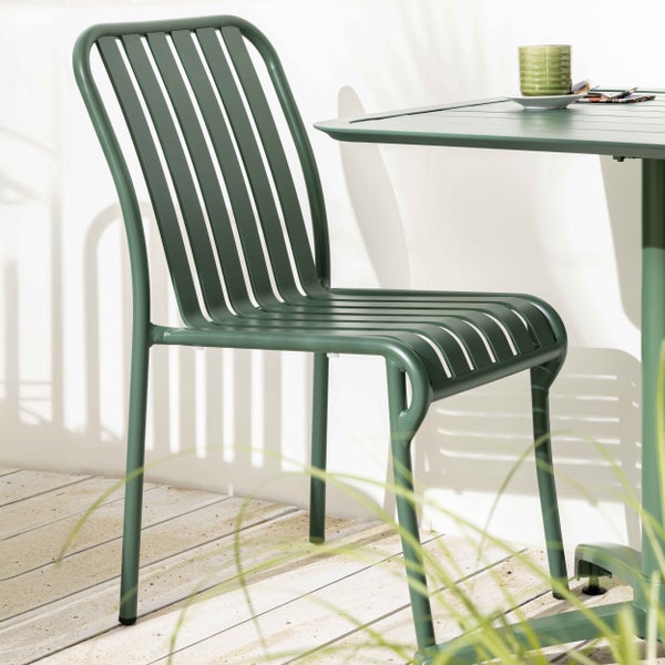 Oviala Gartenstuhl und Tisch aus grünem Metall mit Latten-Design auf einer hellen Holzterrasse.