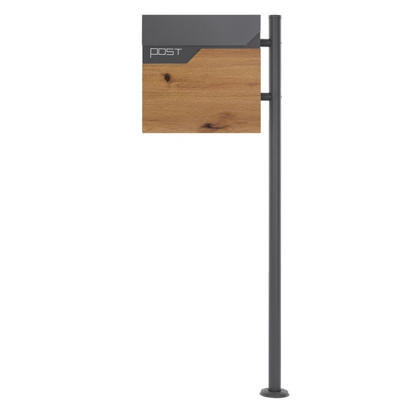 Weiße Bodenfliese mit Steinstruktur auf Holzboden