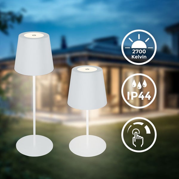Zwei Außenleuchten in verschiedenen Höhen auf einer Terrasse, dimmbar per Berührung, spritzwassergeschützt und Licht mit 2700 Kelvin.