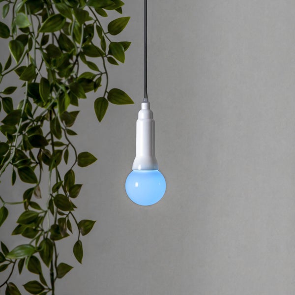 Hängelampe mit blau leuchtendem Leuchtmittel