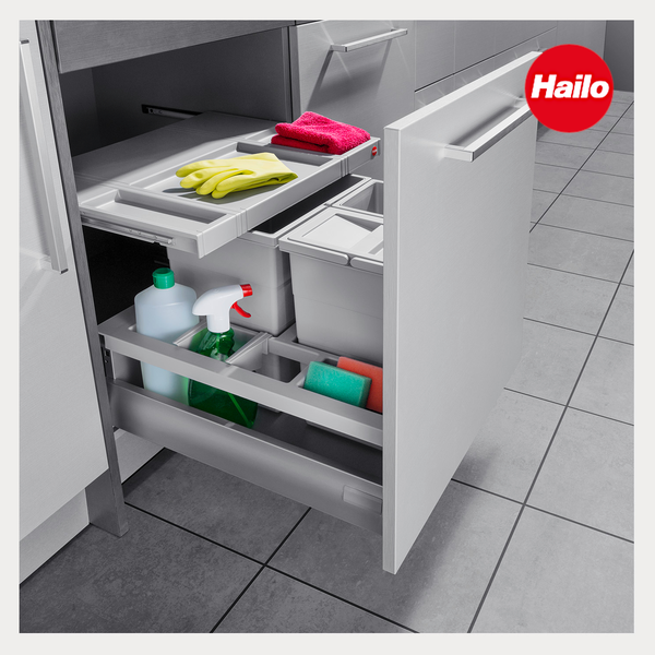 Hailo Küchen-Ausziehsystem für Reinigungsmittel und Mülltrennung im Unterschrank mit Ablage für Handschuhe und Schwämme. Hailo Logo.