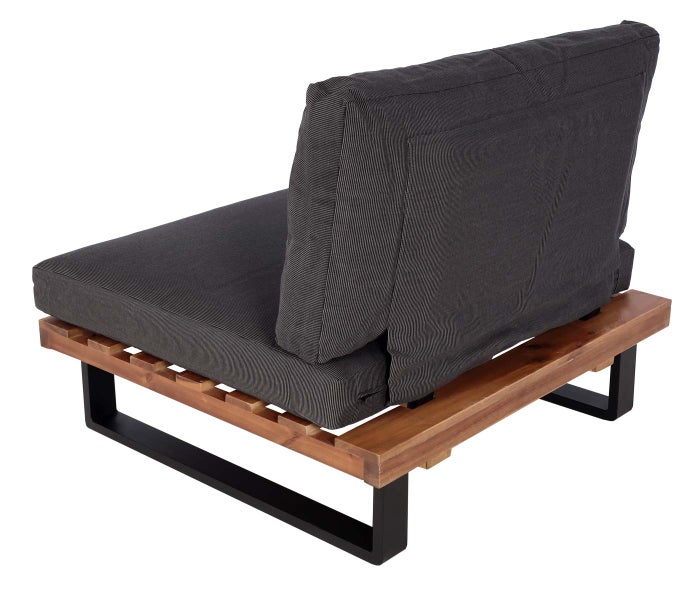 Garten-Lounge-Sessel mit Gestell aus Holzlatten, Kufenbeinen aus schwarzem Metall und anthrazitfarbenen Sitz- und Rückenpolstern.