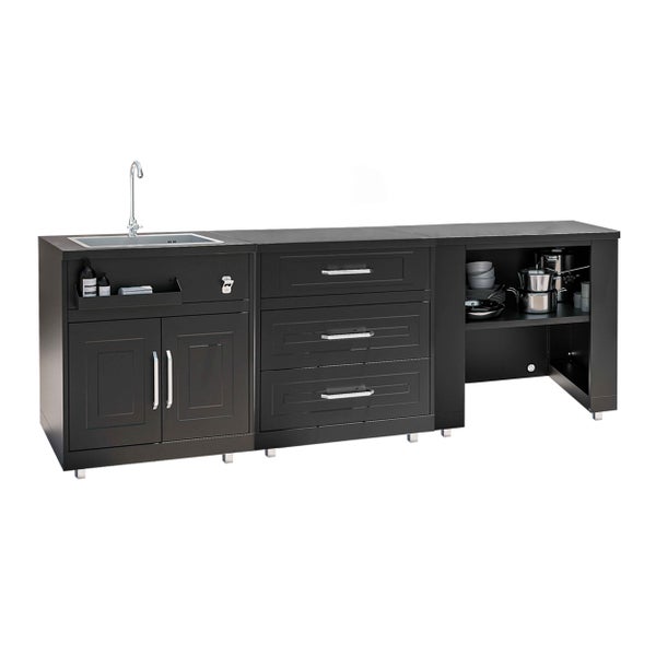 Modulare Outdoor-Küche bestehend aus Spülenschrank inklusive Wasserhahn, Schubladenelement und offenem Regalmodul in dunkler Optik.