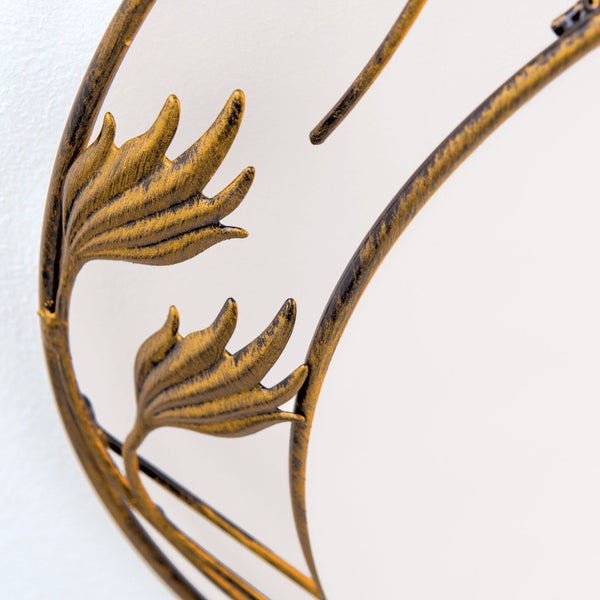 Detailaufnahme einer dekorativen Wanddekoration aus Metall mit Blattmotiven in antiker Optik