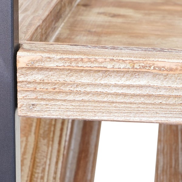 Detailaufnahme eines Holzregals mit Metallrahmen.
