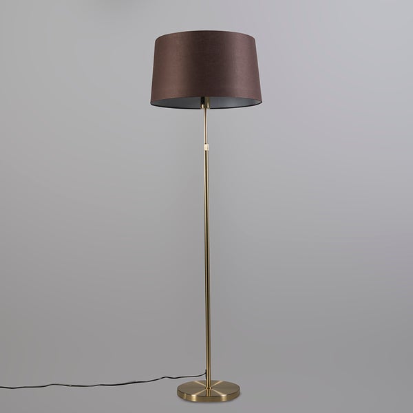 Stehlampe mit braunem Lampenschirm und goldenem Gestell