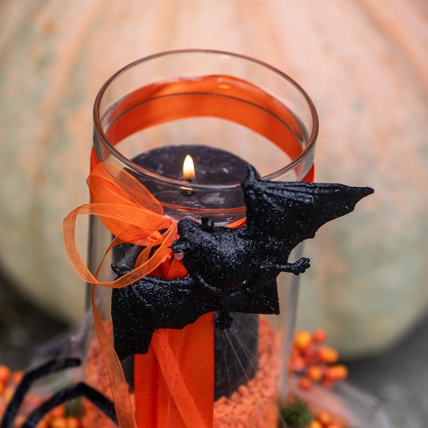 Dekorative Halloween Kerze mit Fledermausapplikation in einem Glas