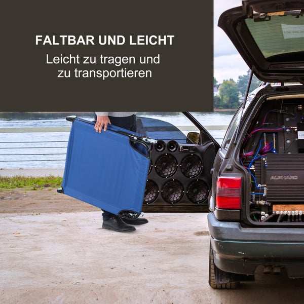 Eine Person verwendet einen Akku-Schwingschleifer zum Schleifen eines Holzrahmens.