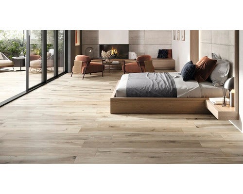 Heller Raum mit Bett, Fliesen in Holzoptik und Zugang zu einer Terrasse